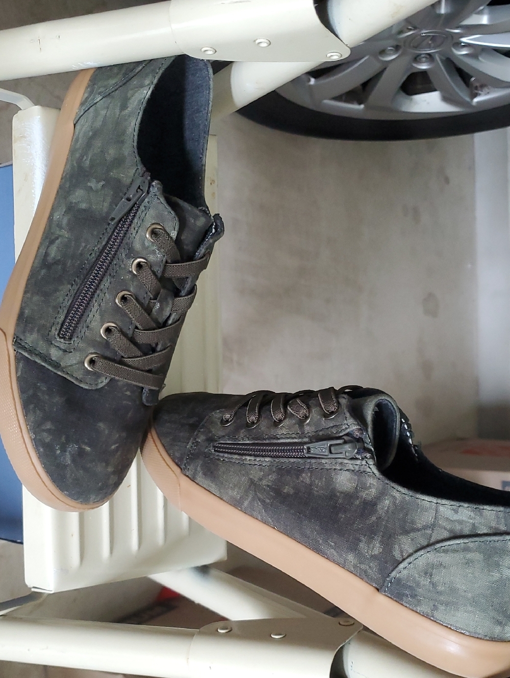 Cat & Jack Youth's Or Women Olive Dark Gray Sneakers with Tan Sole New No Tag